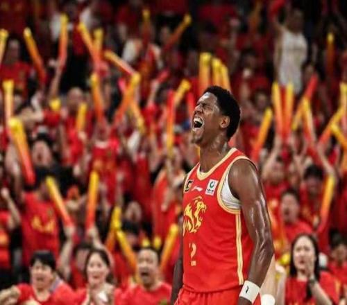 詹俊缅怀查,尔顿爵士,致敬传奇,爱游戏app,爱游戏官网,爱游戏体育官网,爱游戏体育app