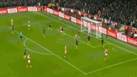 “德甲赛场拜仁险胜科隆，暂居积分榜首位”